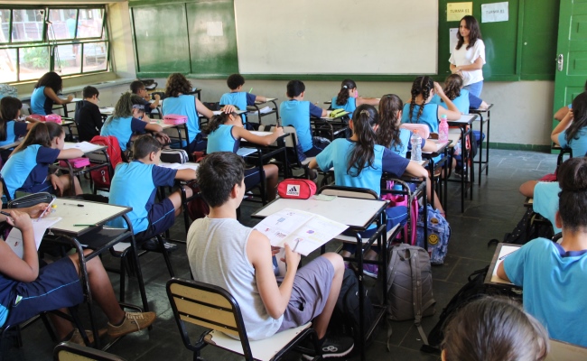 A professora Keila Costa durante aplicação das provas da Obmep para o 6º ano do ensino fundamental na Escola Estadual Leon Renault, em Belo Horizonte. Foto: Rafael Fernandes (SEE/MG)